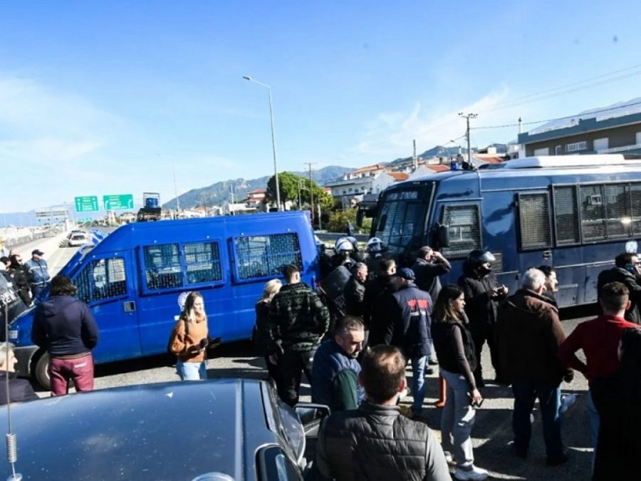Αγρότες μπλόκαραν τη Γέφυρα Ρίου – Αντιρρίου
