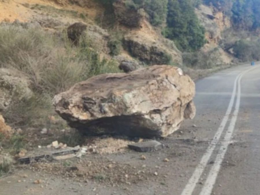 Πτώση βράχων στην επαρχιακή οδό Ιωαννίνων–Δερβιζιάνων