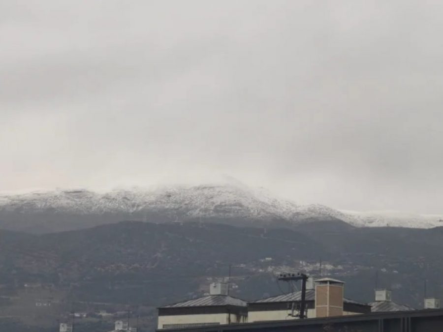 Χιόνι στο Μιτσικέλι και αυξημένη κίνηση στην πόλη