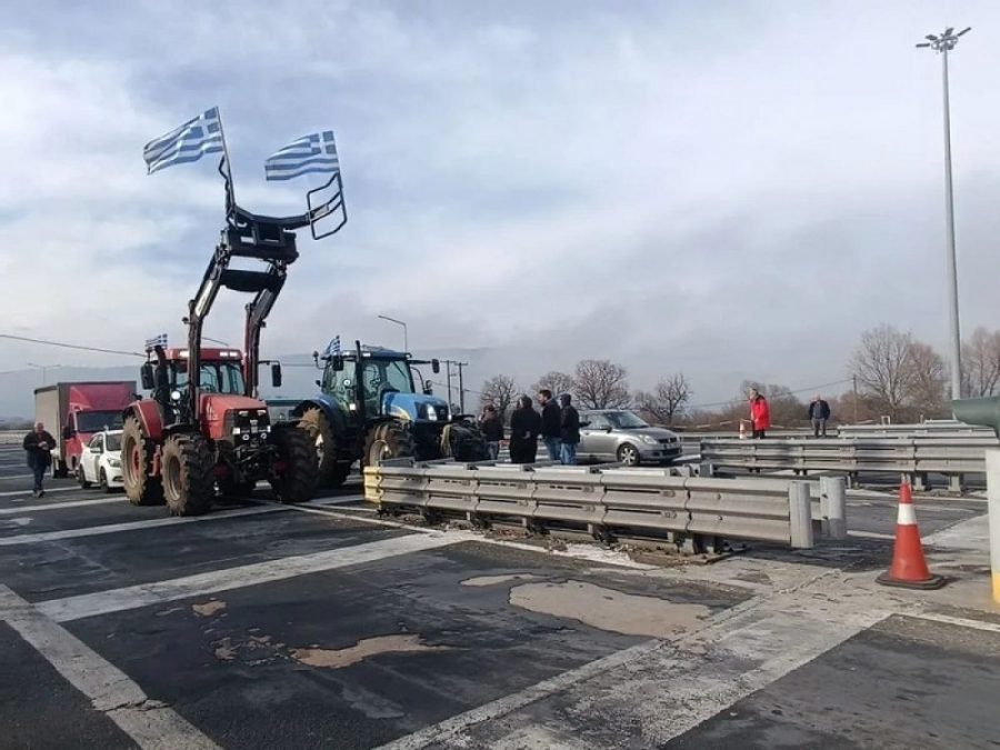 Οι αγρότες συνεχίζουν τα μπλόκα- Κλείνουν εθνικές οδούς και τελωνεία