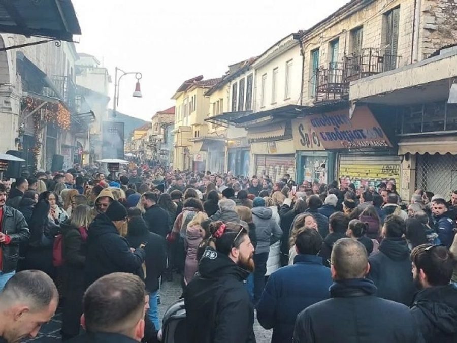 Ιωάννινα: Γλέντι στους δρόμους και τις γειτονιές για την υποδοχή του 2026