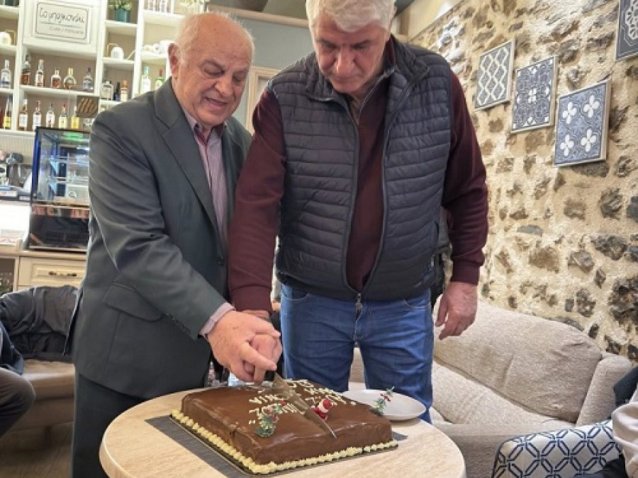 Οικογενειακό κλίμα στην κοπή πίτας της Πίνδου Κόνιτσας 