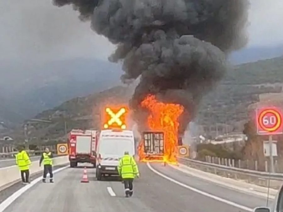 Εγνατία: Φορτηγό με πλαστικά παραδόθηκε στις φλόγες