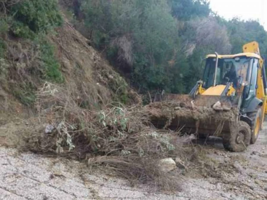 Λίγα χιόνια στα ορεινά, πολλές καταπτώσεις στους δρόμους