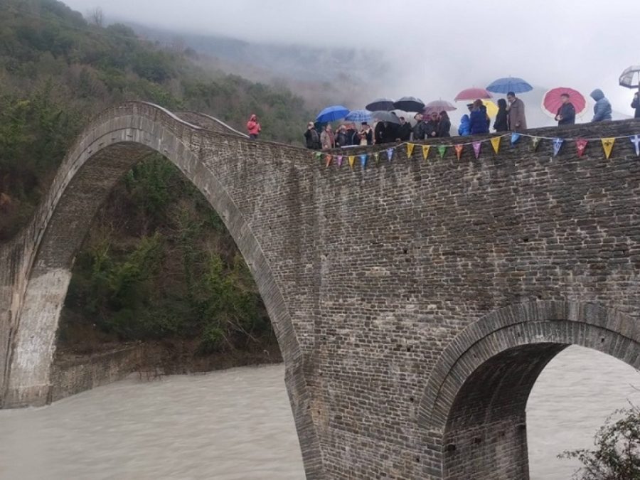 Με φόντο τον φουσκωμένο Άραχθο ο καθαγιασμός των υδάτων στην Πλάκα