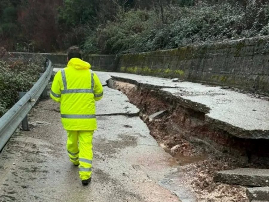 Χιόνια στα ορεινά - Kατολισθήσεις και ζημιές στο Καλπάκι από ανεμοστρόβιλο