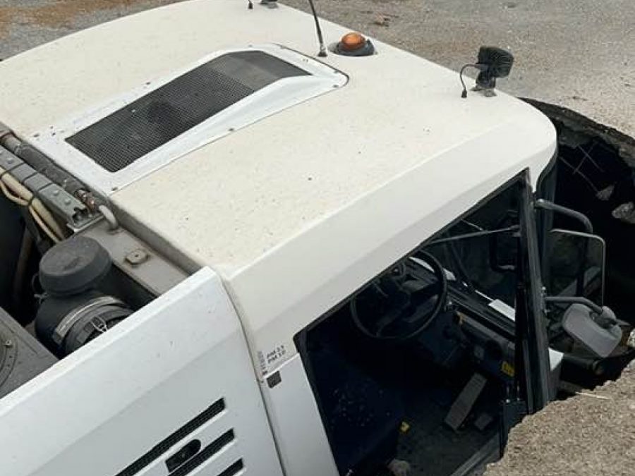 Υποχώρησε το έδαφος και "ρούφηξε" μηχάνημα καθαρισμού! 