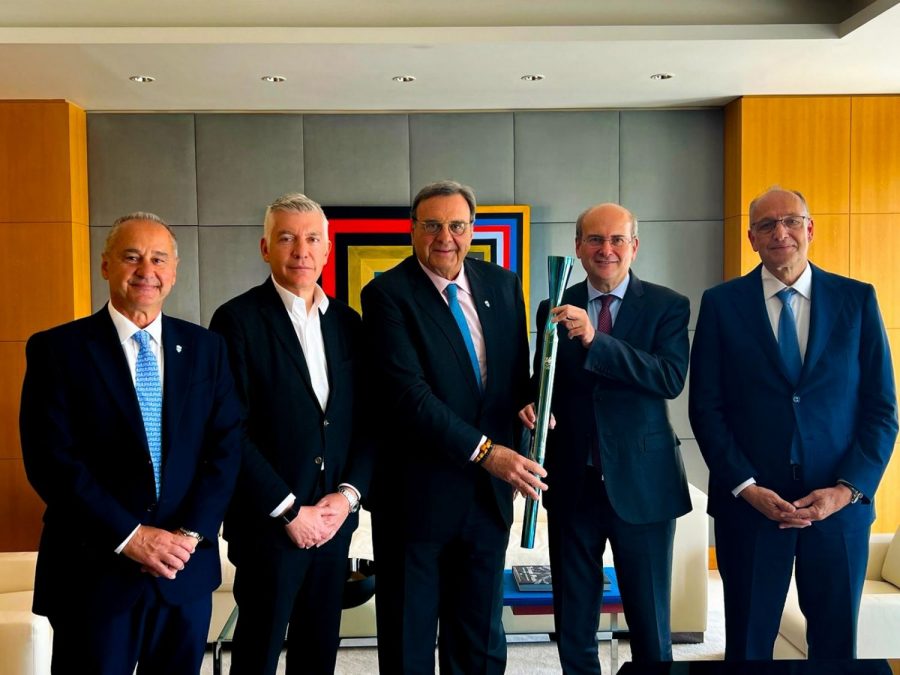 H Oλυμπιακή Δάδα στον Αντιπρόεδρο της Κυβέρνησης Κωστή Χατζηδάκη 