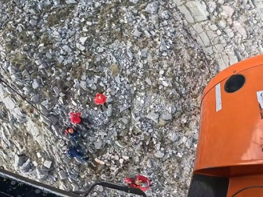 Η στιγμή που το Super Puma επιχειρεί για την διάσωση του ορειβάτη από την Πρέβεζα