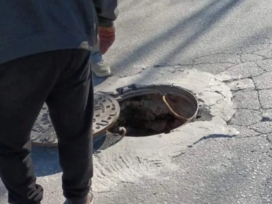 Ιωάννινα: Φρεάτιο «πετάχτηκε» στον δρόμο και χτύπησε αυτοκίνητο!