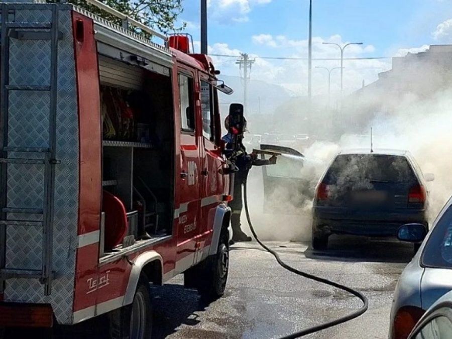 Πανικός στην Παπανδρέου- Αυτοκίνητο τυλίχθηκε στις φλόγες εν κινήσει