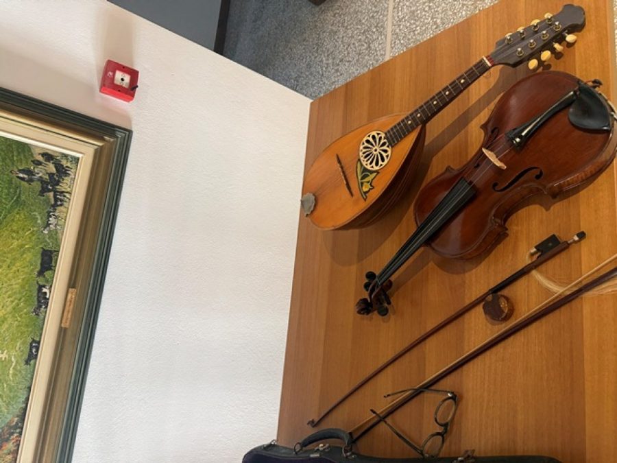 Πρώτη μελωδική επαφή για τους μαθητές του Δημοτικού Σχολείου Δελβινακίου – Ζωντανεύει η σπουδαία δωρεά οργάνων