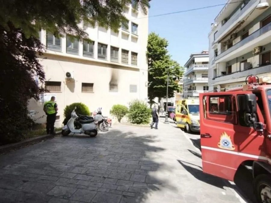 Στο νοσοκομείο τέσσερις αστυνομικοί μετά από φωτιά στο Μεταγωγών Ιωαννίνων