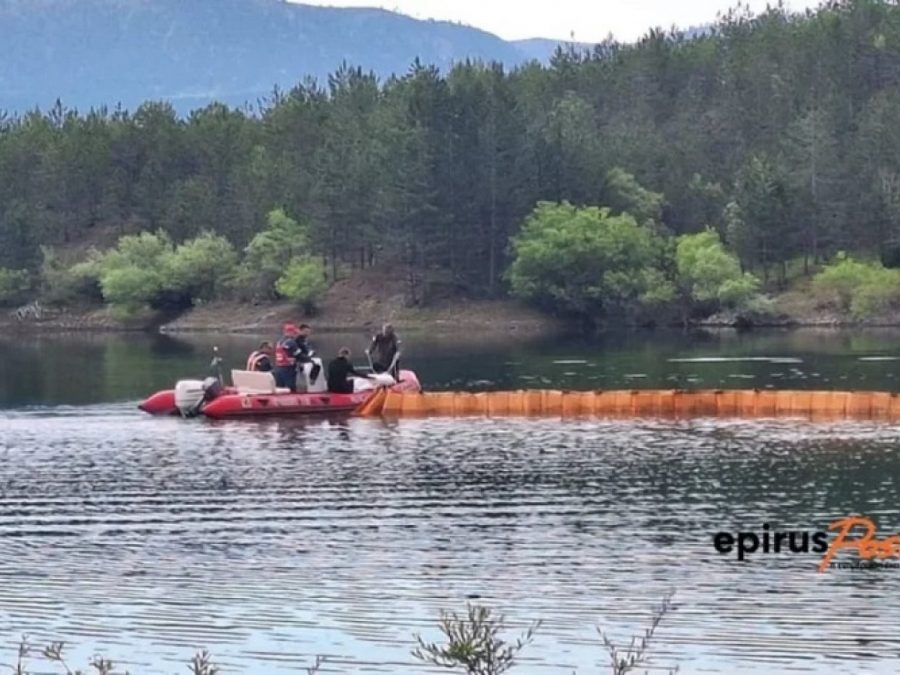 Λίμνη Αώου: Δύτες και πλωτά φράγματα στο σημείο της πτώσης του ελικοπτέρου 