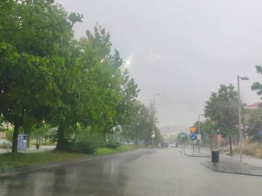 Σε κλοιό κακοκαιρίας τα Ιωάννινα- Καταρρακτώδης βροχή και σφοδροί άνεμοι «σαρώνουν» την περιοχή