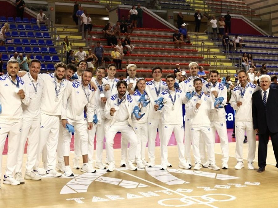 Μεσογειακοί Αγώνες 2026: Ο Γιώργος Καραμπέτσος απένειμε τα ασημένια μετάλλια στην Εθνική ανδρών