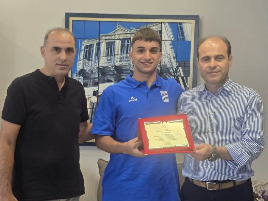 Ο Δήμος Αρταίων βράβευσε τον Θανάση Γάτσιου για την παγκόσμια διάκριση στο σχολικό μπάσκετ