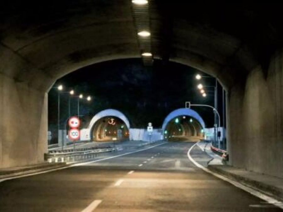 Σήραγγα Μαζαρακιάς: ΙΧ έπεσε στα κολωνάκια