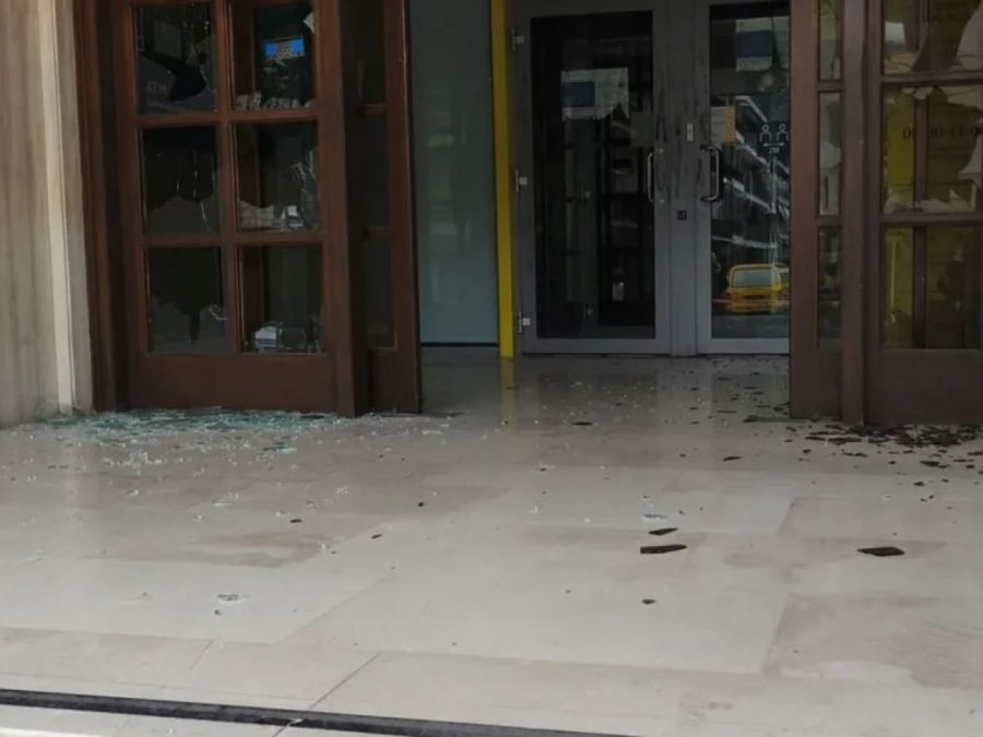 «Γυαλιά καρφιά» η Τράπεζα Πειραιώς στα Γιάννενα