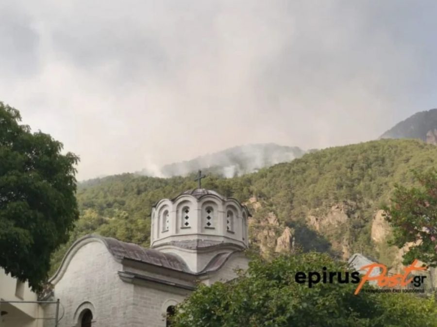 Μονή Στομίου: Η Παναγία γιόρτασε μέσα στους καπνούς – Άδειο το Μοναστήρι με λίγους πυροσβέστες